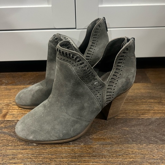 Vince Camuto Elegant Gray Suede Ankle Booties Gently Used - Picture 1 of 3